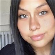 ragazza diplomata che dà un aiuto ai bambini/ragazzi